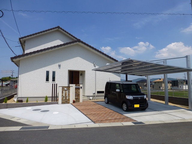 アプローチの両側は駐車場スペースとして