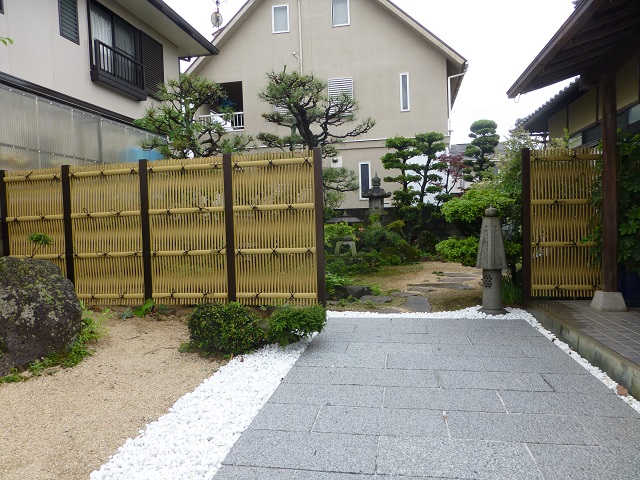 日本庭園、建仁寺垣を取り入れました