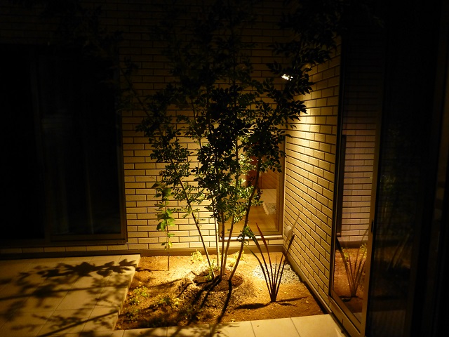 タイルデッキ横にも植栽を、ライトアップすると素敵な雰囲気です