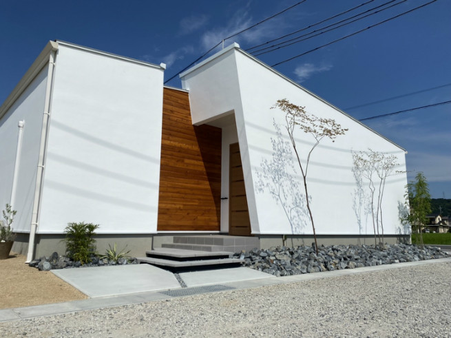 おしゃれな平屋建て　ロックガーデンの庭