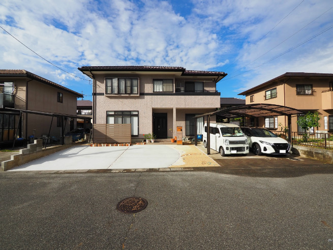 開放感のある駐車できる庭が完成しました。