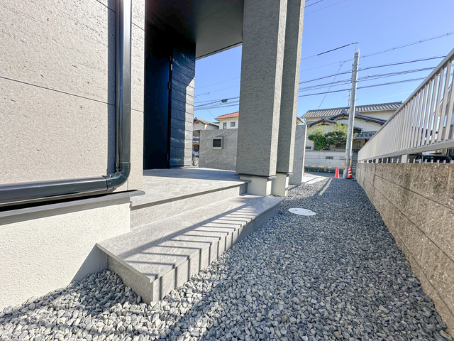 玄関前もアプローチと同タイルを使用して統一感◎