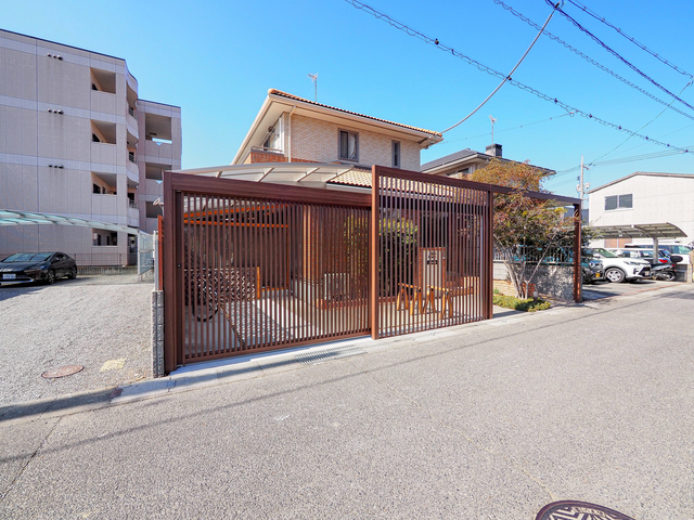 電動の吊引戸なので、ボタン１つで楽々開閉できます