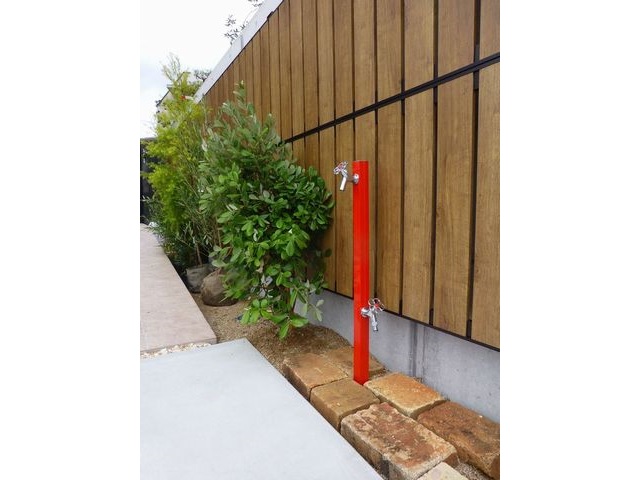お家に合わせてシンプルな立水栓を。赤が映えます。